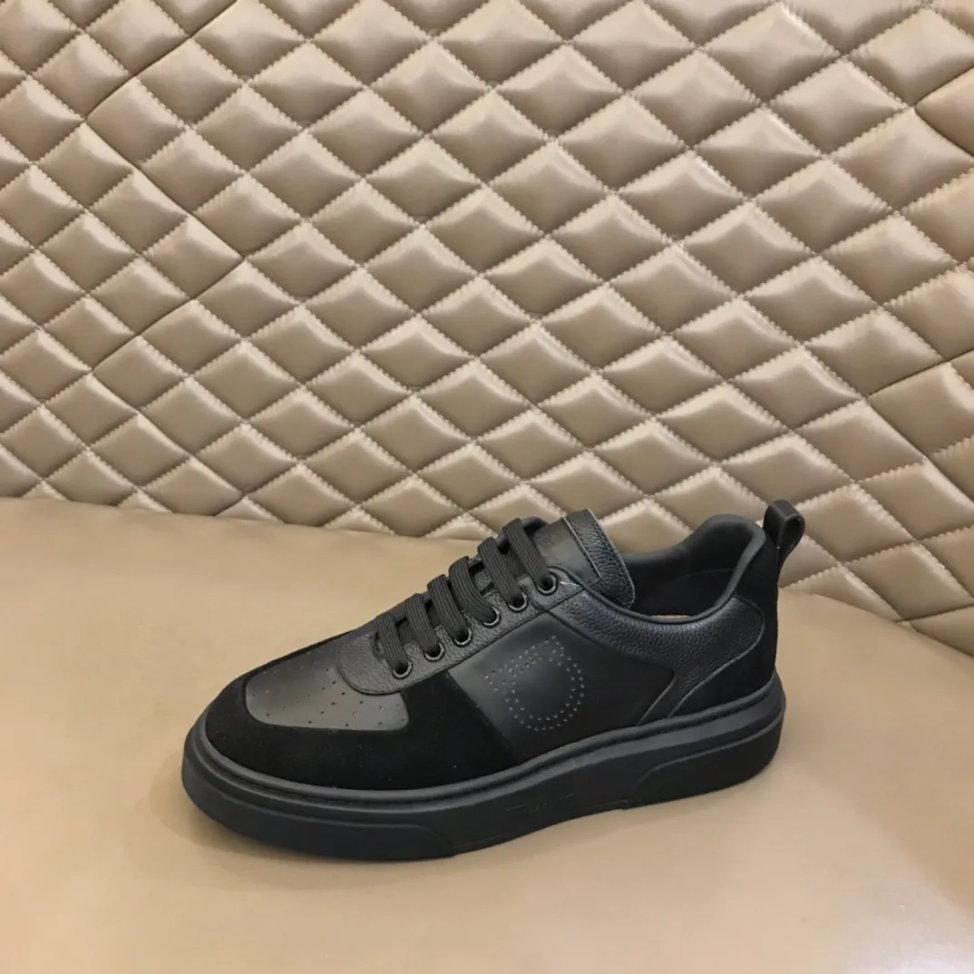 p420 "Salvatore Ferraga**" men's low-cut fashion sneakers. This casual shoe has a novel structure and is made of soft calfskin. The contrasting color elements on the upper highlight the bold and avant-garde atmosphere. The first-layer cowhide lining is high-end and comfortable. Energetic and fresh, these shoes can be worn with casual looks or add a touch of street style to elegant trousers.  Size: 38-44